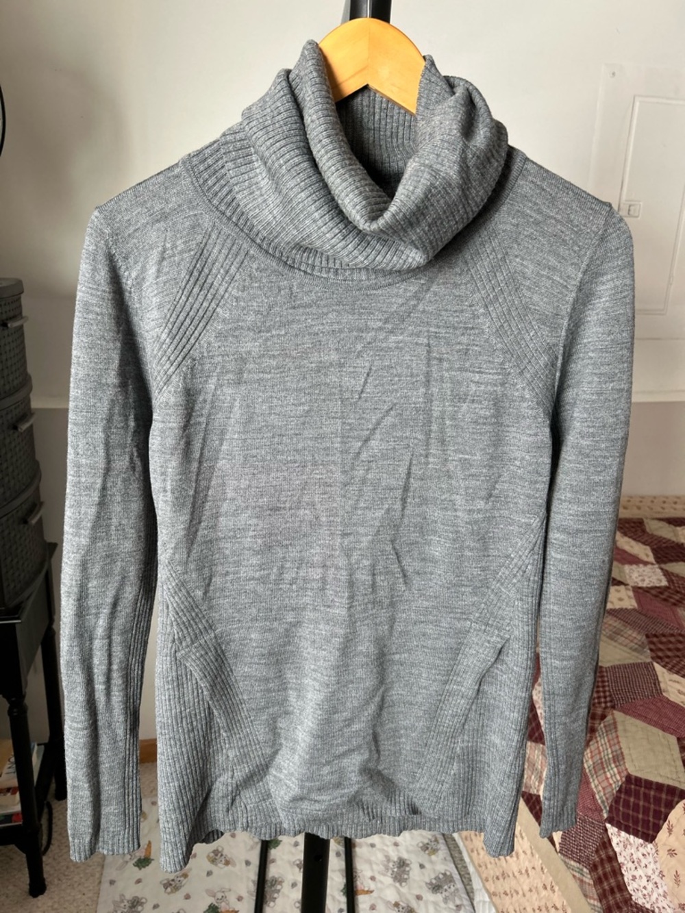 Lululemon 100% Merino Wool Gray Turtleneck Sweater 6